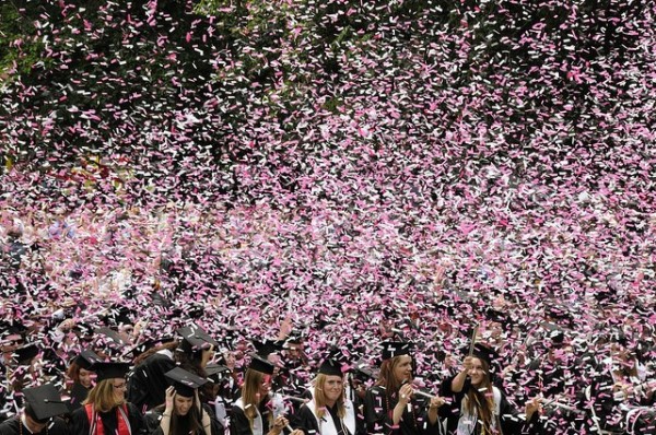 Konfetti_Luftschlangen_Schule_Abitur-Zeugnis