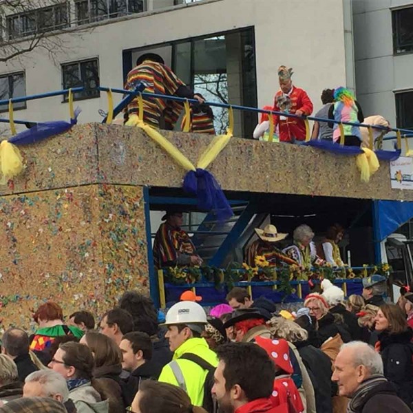 Rosenmontag_konfettiwagen_wagenbau
